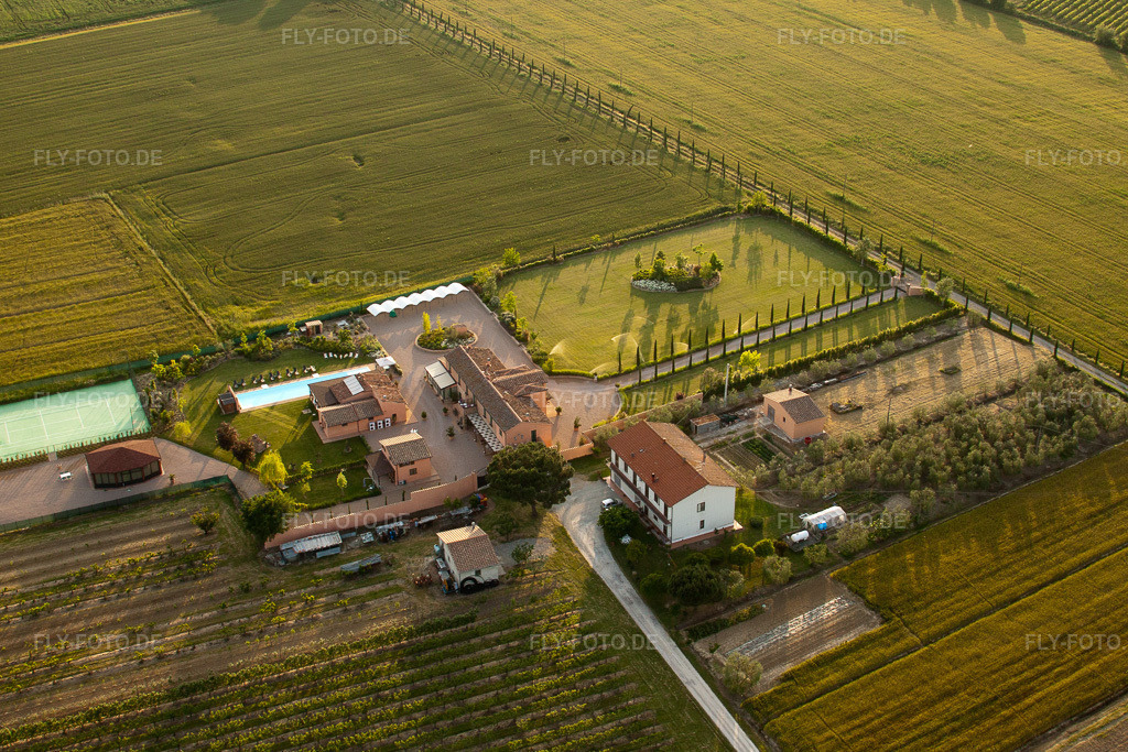 Luftbild: Ortsansicht in Petraia im Bundesland Umbria in Italien. – Foto: IMG_27840.jpg vom 29.05.2010 durch Werner Riehm/FLY-FOTO.de – Auflösung des Originals: 4489 x 2993 px