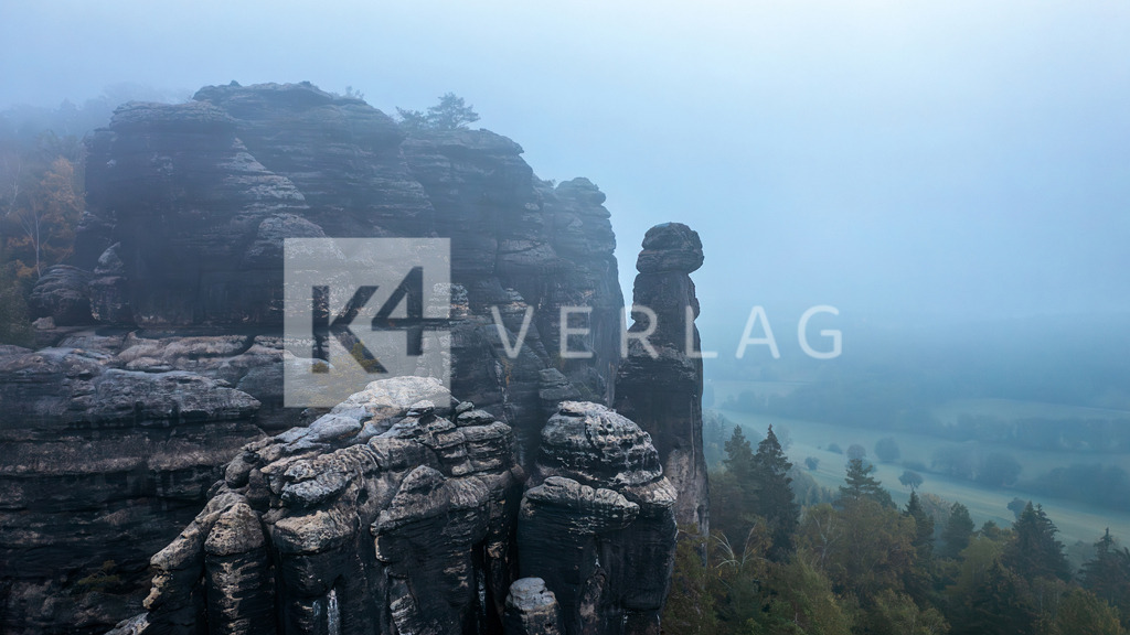 Wandbild-Panorama-Barbarine-Pfannenstein-Luftbild-DJI_0998 | Pfaffenstein im Nebel – Luftaufnahme Barbarine in der Sächsischen Schweiz - Realisiert mit Pictrs.com