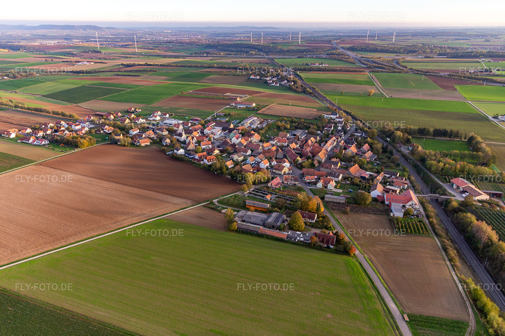 Luftbild: Dorfansicht von Norden im Ortsteil Effeldorf in Dettelbach im Bundesland Bayern in Deutschland. Foto: IMG_119710.jpg vom 26.10.2019 durch Werner Riehm/FLY-FOTO.de