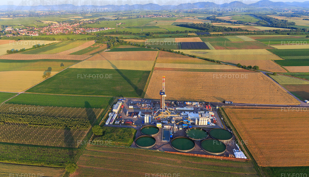 Bohrgelände des Tiefenbohrplatz V20 von Vercana GmbH für Vulcan Energy am Schleidberg zur Förderung von Geothermie und Lithium https://v-er.eu/ | Luftbild: Bohrgelände des Tiefenbohrplatz V20 von Vercana GmbH für Vulcan Energy am Schleidberg zur Förderung von Geothermie und Lithium https://v-er.eu/ in Insheim im Bundesland Rheinland-Pfalz in Deutschland. Foto: IMG_148276.jpg vom 17.06.2025 durch Werner Riehm/FLY-FOTO.de - Realisiert mit Pictrs.com