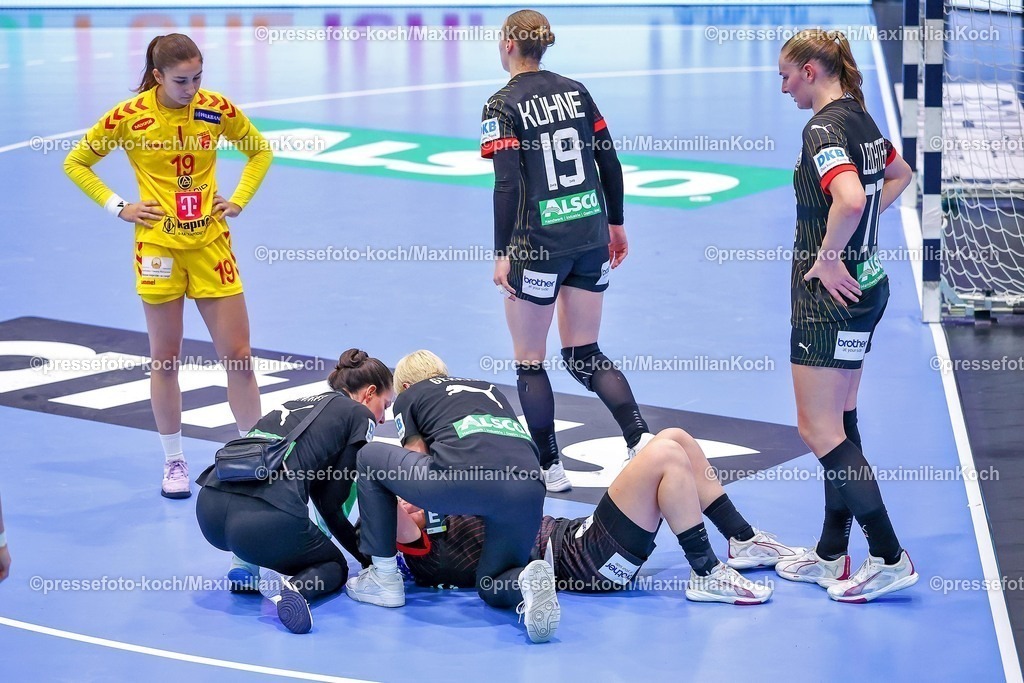 DHB16102501076 | 16.10.2025, Handball, EHF Frauen Länderpiel, EM Qualifikation 2026, Deutschland - Nordmazedonien, Schwalbe-Arena in Gummersbach:  Alina GRIJSEELS  (GER #04) liegt verletzt auf dem Spielfeld und muss medizinisch versorgt werden Verletzung Gesicht Nase 