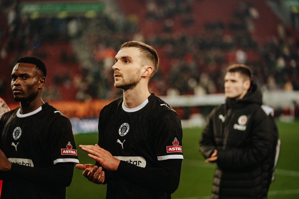 FCS01743 | Der offizielle Shop für FC St. Pauli Fotos. Wähle aus Spielszenen & Fanmomenten dein FCSP Wunschformat. Wir liefern Millerntor-Atmosphäre.