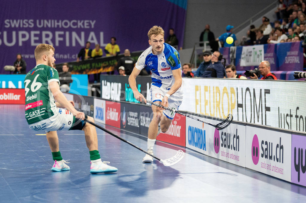 SV Wiler-Ersigen vs GC Unihockey - 23. April 2022 | SV Wiler-Ersigen vs GC Unihockey
Stimo Arena, Kloten
#36 Jan Ziehli (SV Wiler-Ersigen) gegen #10 Moritz Wenk (GC Unihockey).
Bild: Sportfotografie Markus Aeschimann | www.markus-aeschimann.ch - Realisiert mit Pictrs.com