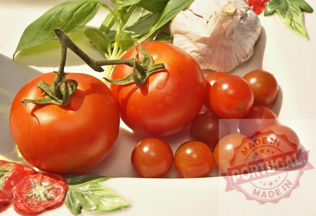 Italian fresh ingredients cherry tomatoes basil garlic | Fresh red tomatoes, cherry tomatoes, basil, and garlic on a white plate - Realisiert mit Pictrs.com