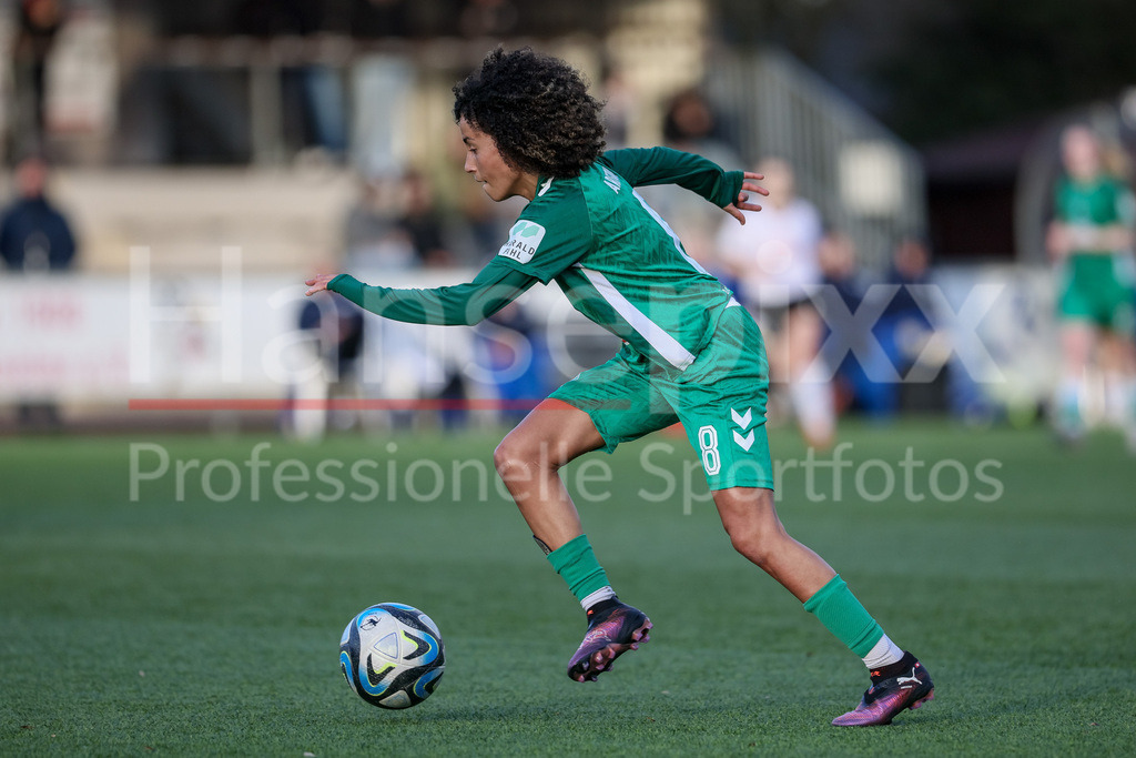 Fussball, Testspiel Frauen, DSC Arminia Bielefeld - SV Werder Bremen | v.li.: Amira Arfaoui (SV Werder Bremen, 8) am Ball, Freisteller, Einzelbild, Ganzkörper, Aktion, Action, Spielszene