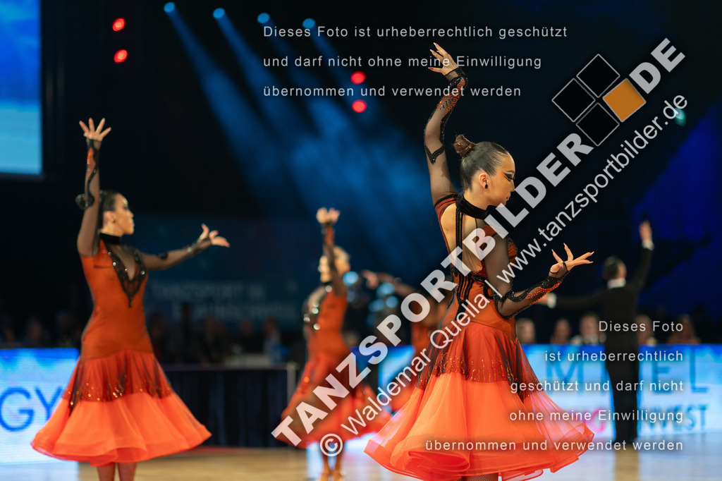 20251206-05007 | Hier finden Sie Tanz Bilder vom Latein und Standard Formationen tanzen. Sportbilder vom Tanzsport. Schöne Fotos und von Weltmeisterschaft, Europameisterschaft, Bundesliga, Regionalliga, Oberliga und Landesliga sowie von GOC Stuttgart, DanceComp, WM Bremen