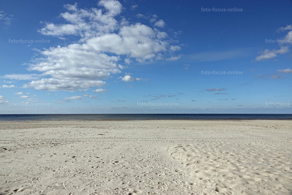 Beach attracts with unusually white and fine sand | foto-focus-online