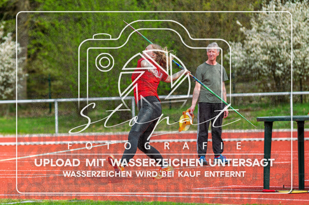 KMHK-1062 | Sandra Bargmann (MTV Soltau (NI)) bei den Kreismeisterschaften Leichtathletik-Wurf Heidekreis 2026 im Boehmewaldstadion, Soltau (Simon Paul Stopat) - Realisiert mit Pictrs.com
