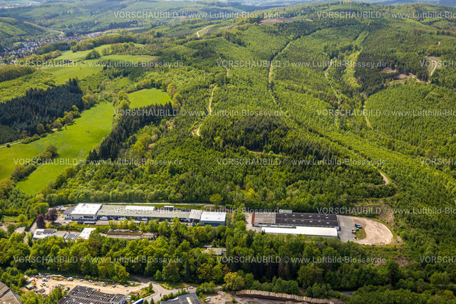 Sundern230504812 | Luftbild, Gewerbegebiet Lockweg im Waldgebiet, Schulte Duschkabinenbau, ENREGIS GmbH, Sundern, Sauerland, Nordrhein-Westfalen, Deutschland