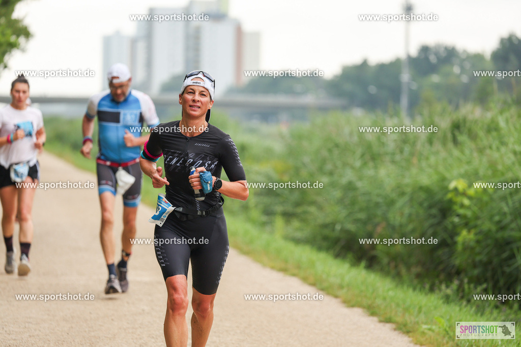 LUR_1917 | 34. M-net Erlanger Triathlon 2025 #erlangertriathlon  #mnettriathlon2025 #mnettriathlon #team #olympischedistanz #mitteldistanz #triathlon #maindonaukanal  #erlangertriathlon2025 #yourpictrs #tv1848 #tv1848erlangen  #triathlonbayern #sportinerlangen #demsportverbunden #sportshot_your_pictrs Copyright: www.sportshot.de