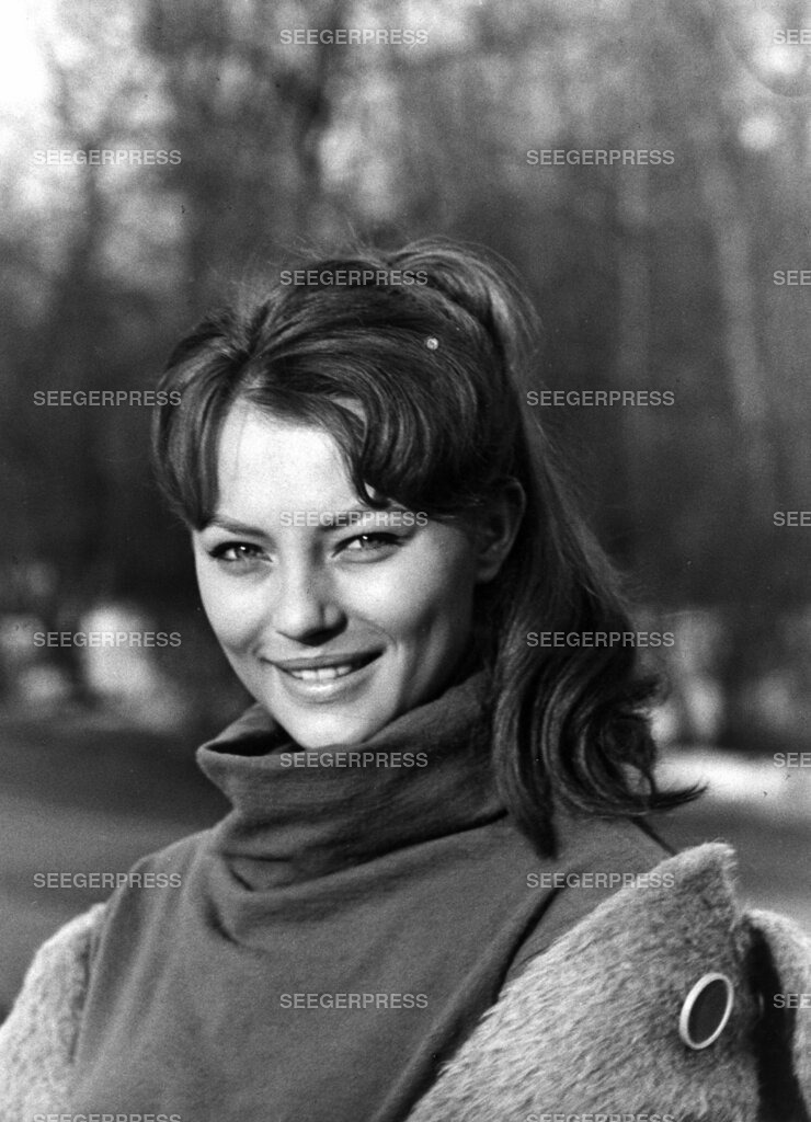 Karin Baal | Karin Baal eigentlich Karin Blauermel geb. 19 September 1940 ist eine deutsche Theater- Film und Fernsehschauspielerin Schauspielerin wurde bekannt durch Rollen in Krimiserien wie '' der Alte '', '' Tatort'' oder '' Derrick'' ihr durchbruch gelang ihr mit dem Film '' die Halbstarken'' sie dreht bis heute noch Filme und ist mehrfach ausgezeichtnet worden u.a ''Bambi'', ''goldene Kamera'' oder ''beste Nachwuchsschauspielerin. Auf diesem Bild fotografiert wÃ¤hrend Dreharbeiten zum Film ''Ãœber den DÃ¤chern von Paris'' 60 er 60er sechziger Jahre Portrait - Realizzato con Pictrs.com