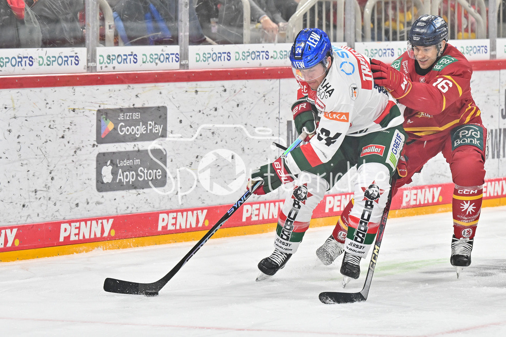 Düsseldorfer EG - Augsburger Panther | im Duell T. J. TREVELYAN (Augsburger Panther #24) und Kyle CUMISKEY (Duesseldorfer EG 16) / Zweikampf / DEL: Duesseldorfer EG - Augsburger Panther, PSD Bank Dome am 22.12.2024