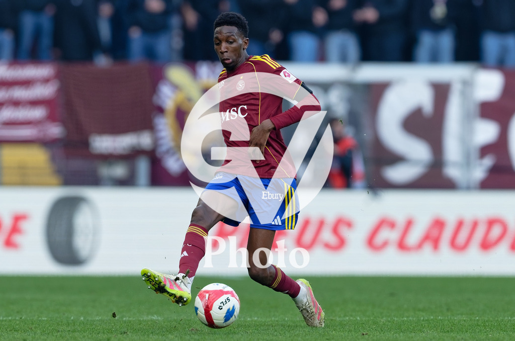 Brack Super League - Servette FC v FC Zurich | Lamine Fomba (11 Servette FC) passes the ball  during the Brack Super League match between Servette FC and FC Zurich at Stade de Geneve in Geneva, Switzerland
