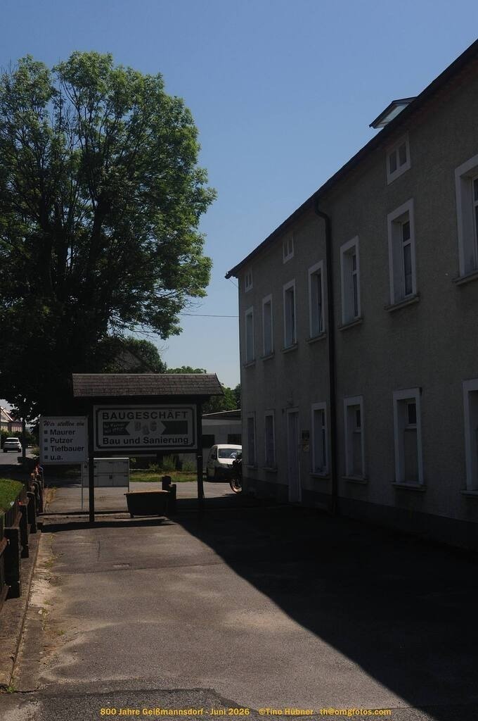 Geißmannsdorf-2026-Ortsbilder-292 | Geißmannsdorf bei Bischofswerda im Sommer 2026. Ein fotografischer Streifzug durch das Dorf Geißmannsdorf, mit Gebäuden, Straßen, Strohpuppen und geschmückten Vorgärten und Grundstücken anlässlich der 800-Jahr-Feier von Geißmannsdorf im Juni 2026 - Realisiert mit Pictrs.com