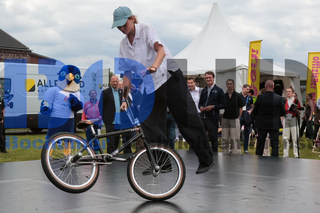 SES_TTG3X320250717-177 | bond - Realisiert mit Pictrs.com