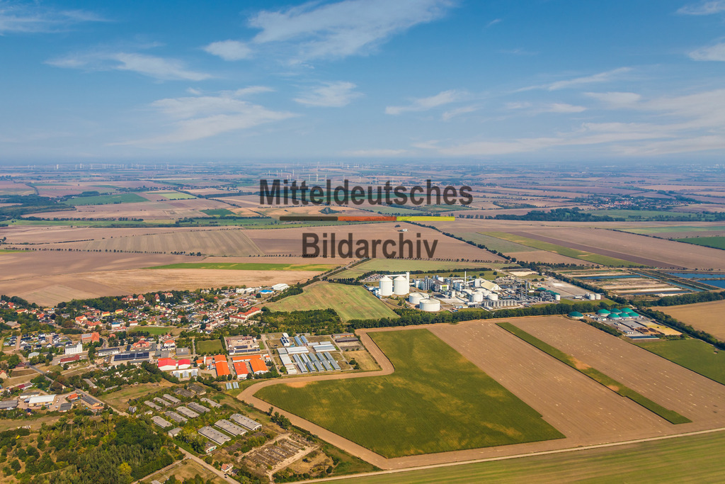 12_Klein_Wanzleben_GG_Hofbreite_Biotechnik_Zuckerfabrik-1750 | Diese Luftaufnahme zeigt einen Ort im Landkreis Börde aus der Vogelperspektive. Das Bild entstand aus einem Tragschrauber und vermittelt einen eindrucksvollen Überblick über die Siedlungsstruktur, die umgebende Landschaft und die charakteristischen Merkmale des Ortes. Die Aufnahme dokumentiert Architektur, Straßenverläufe und Grünflächen aus einer außergewöhnlichen Perspektive und ist Teil des Mitteldeutschen Bildarchivs von Luftbildfotograf Steffen Lehmann.
 - Realisiert mit Pictrs.com