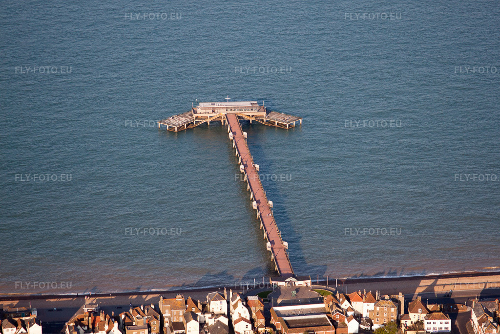 Vue aérienne: Paysage de sable et de plage au quai du canal à Deal dans le département Angleterre, Grande Bretagne. Photo: IMG_50760.jpg prise le 27/05/2012 par Werner Riehm/FLY-FOTO.eu – Résolution de l'original: 4752 x 3168 px