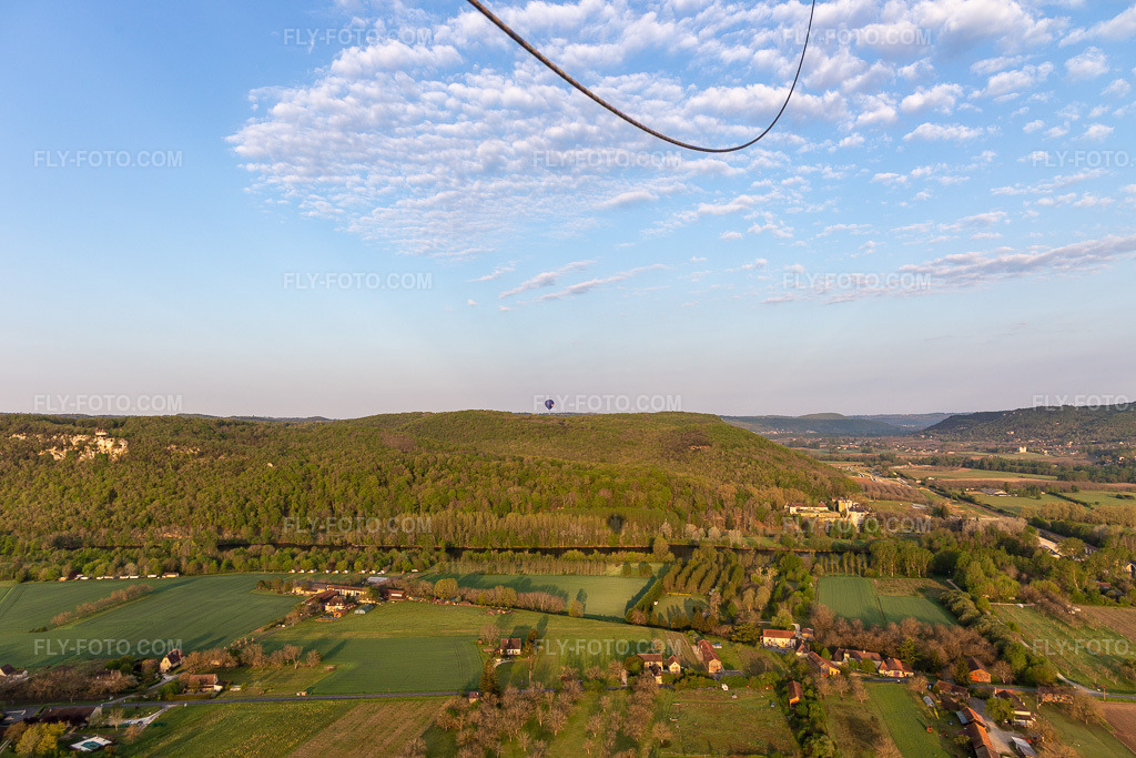 Aerial view: View of the town in Vézac in the state Dordogne, France. – Photo: IMG_113690.jpg taken on 04/20/2019 by Werner Riehm/FLY-FOTO.com – Resolution of the original: 5472 x 3648 px