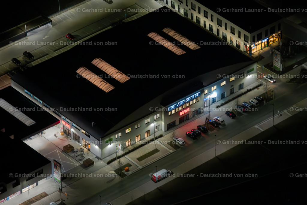 3901896 | Einkaufsstrasse mit verschiedenen Einkaufszentren bei Nacht