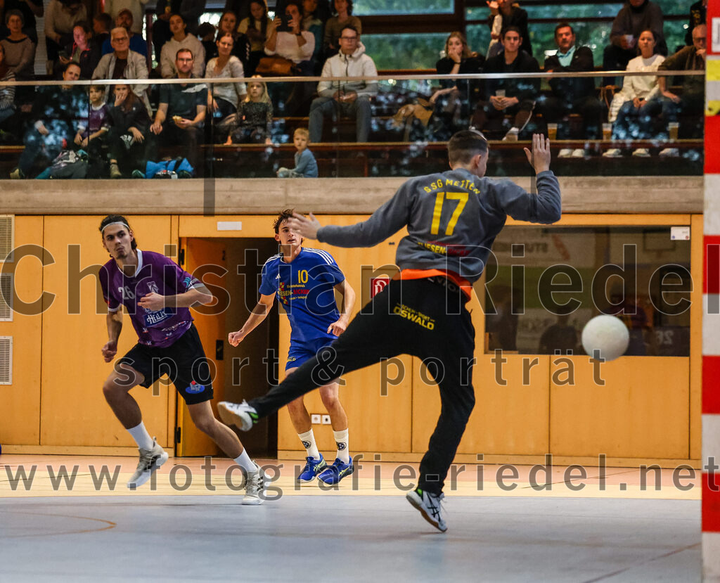 2024-10-13_048_SpVgg_Altenerding_gegen_SSG_Metten | Erding, Deutschland, 13.10.2024:Handball, Bezirksoberliga Männer 2024 / 2025, 4. Spieltag, SpVgg Altenerding gegen SSG Metten, Endergebnis: 40:22Luis Leitner (SpVgg Altenerding, #26), Maximilian Bürger (SSG Metten, #17)Foto: Christian Riedel / fotografie-riedel.net