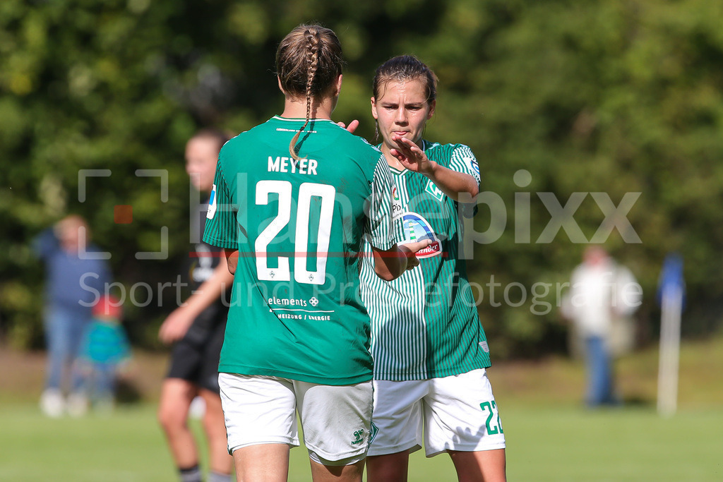 Fussball, Testspiel Frauen, Hamburger SV - SV Werder Bremen | v.li.: Torschützin Christin Meyer (SV Werder Bremen, 20) und Rieke Dieckmann (SV Werder Bremen, 22) mit Torjubel, Jubel, jubeln, jubelt, optimistisch, Spielszene, Highlight, Freude über das Tor zum 0:1