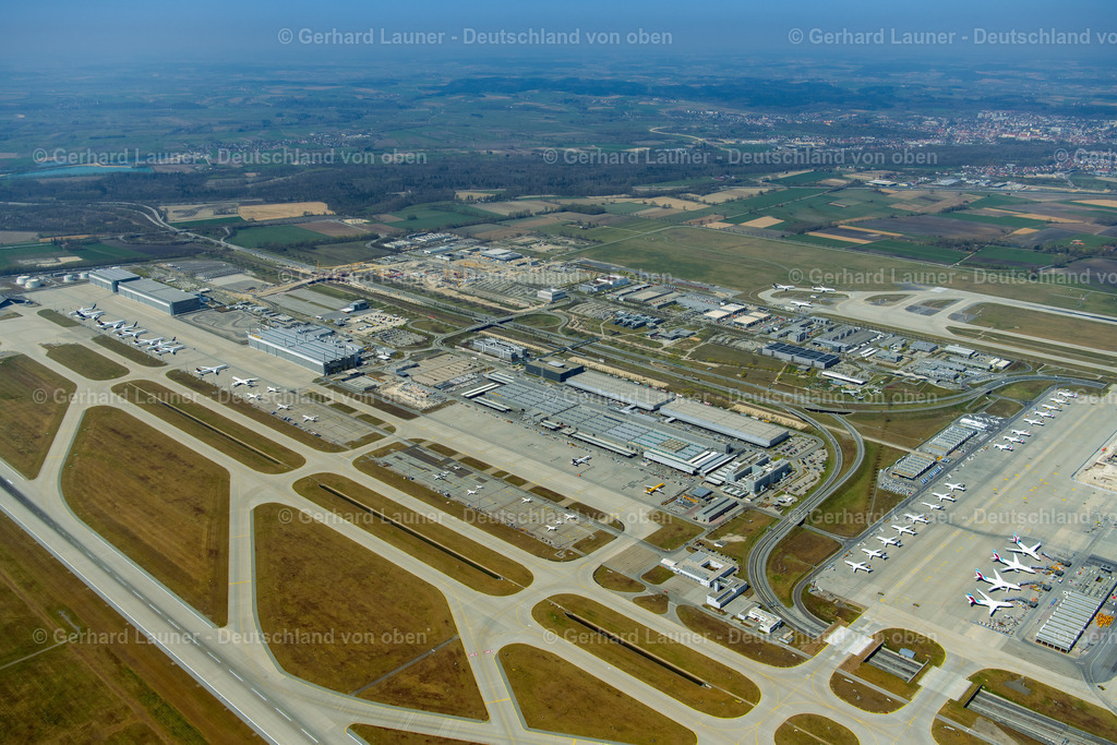 Franz-Josef-Strauss-Flughafen, München | MüNCHEN-FLUGHAFEN 08.04.2020 Passagierflugzeuge krisenbedingt stillgelegt auf der Parkpositionen und Abstellfläche auf dem Flughafen in München im Bundesland Bayern, Deutschland. // Passenger aircraft decommissioned due to the crisis on the parking positions and parking space at the airport in Munich in the state Bavaria, Germany. Foto: Gerhard Launer