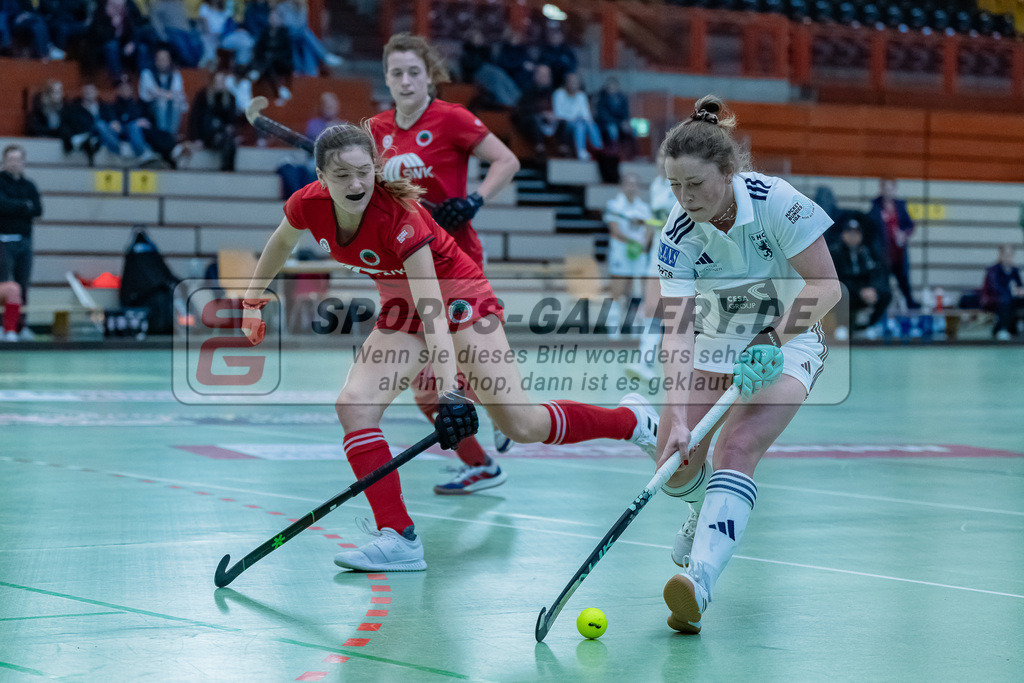 HK_20231217_107689 | 1. Bundesliga Damen Crefelder HC - Düsseldorfer HC  am 17.12.2023 Sporthalle Glockenspitz, Krefeld , Maike Schaunig ( Düsseldorfer HC #21 )