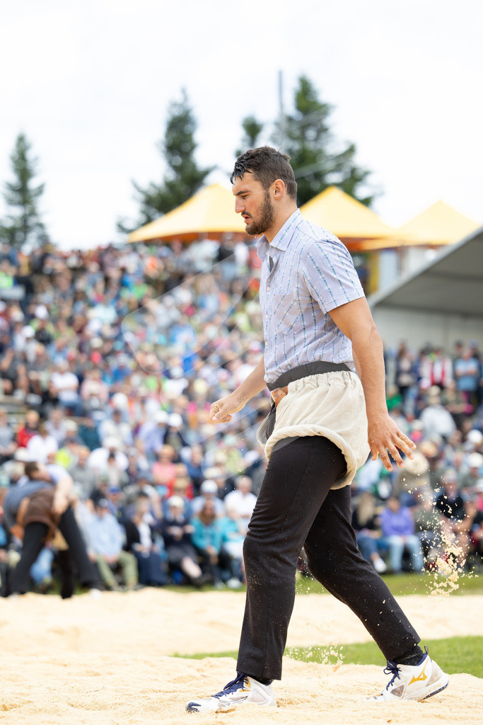 Rigi2025_1711 | Die Schwinger des Schwyzer Kantonalen Schwingerverbandes: Fotos, die Dynamik und Leidenschaft festhalten, sowie emotionale Momente aus dem traditionellen Schwingsport zeigen. - Realisiert mit Pictrs.com