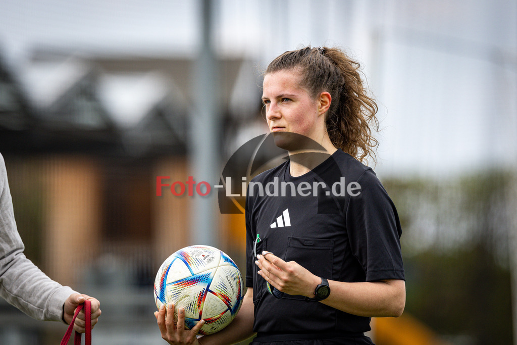 ASV Eglfing gegen SV Haunshofen | Fußball Kreisklasse Herren Oberbayern Zugspitze Gruppe 3 2025/26, ASV Eglfing gegen SV Haunshofen, 20250427,,2025-04-27 in Eglfing (Sportanlage Eglfing), SchiedsrichterinCopyright: WolfgangxLindner www.foto-lindner.de