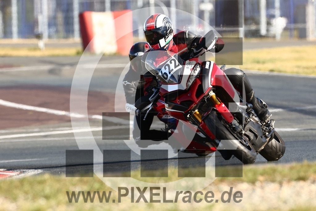 0622-20240909_03595 | Schöne Erinnerungen an spannende Momente - das festzuhalten ist unser Job. PIXELrace.de ist seit 2003 auf den Rennstrecken Europas unterwegs um die Action draußen beim Fahren und die wunderbare Stimmung imm Fahrerlager für euch einzufangen.