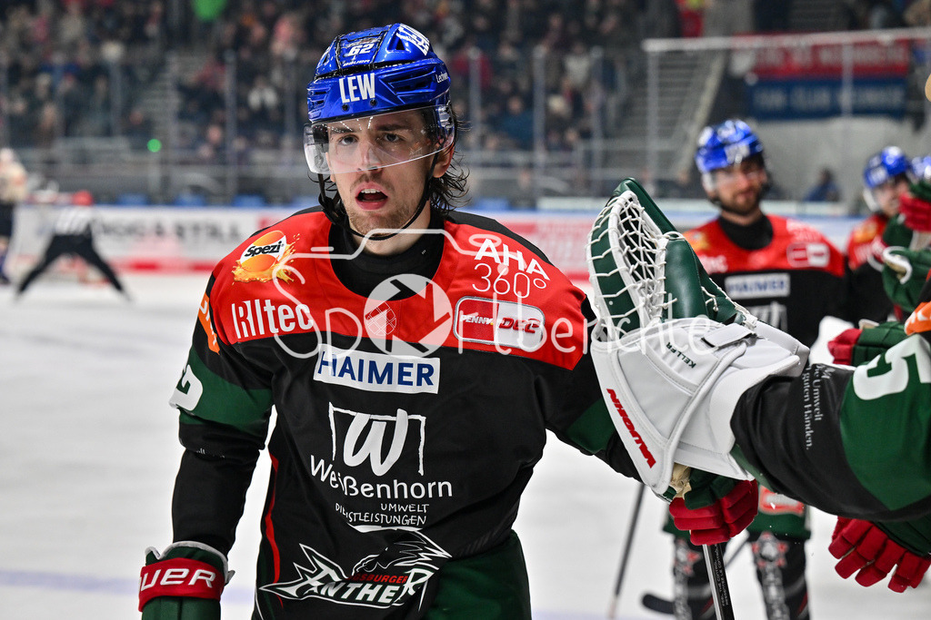 Augsburger Panther - Nürnberg Ice Tigers | Jubel der Panther nach dem Treffer zum 2-1 durch Thomas SCHEMITCH (Augsburger Panther #62) / Freude / happy / Tor / Torschuetze / DEL: Augsburger Panther - Nuernberg Ice Tigers, Curt Frenzel Stadion am 03.01.2025
