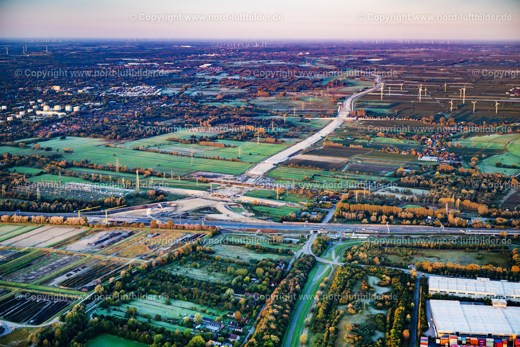 Hamburg_Waltershof_Autobahnbaustelle_A26_Auf_Die_A7_ELS_1547121024 | HAMBURG 12.10.2024 Autobahn- Baustelle mit Erschließungs- , Aufschüttungs- und Erdarbeiten entlang der Trasse und des Streckenverlaufes der A26 West an der Straße E45 im Ortsteil Moorburg in Hamburg, Deutschland. Weiterführende Informationen bei: DEGES Deutsche Einheit Fernstraßenplanungs- und -bau GmbH,  Die Autobahn GmbH des Bundes Niederlassung Nord,  JOHANN BUNTE Bauunternehmung SE & Co. KG. // Motorway- Construction site with earthworks along the route and of the route of the highway der A26 West on street E45 in the district Moorburg in Hamburg, Germany. Further information at: DEGES Deutsche Einheit Fernstrassenplanungs- und -bau GmbH,  Die Autobahn GmbH des Bundes Niederlassung Nord,  JOHANN BUNTE Bauunternehmung SE & Co. KG. Foto: Martin Elsen