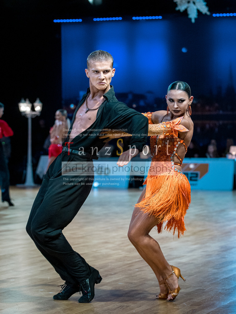 20251212_WDSF_World_Ch_Cup_RS-Lat_1358-2 | Tanzsportbilder, Standardtanz, Lateintanz, WDSF, DTV, LTVB, dancecomp, goc, hessen tanzt, blaues band der spree, walzer, tango, wiener walzer, slowfox, quickstepp, samba, rumba, cha-cha-cha, paso doble. jive, hd-kroft photography, turniertanzsport