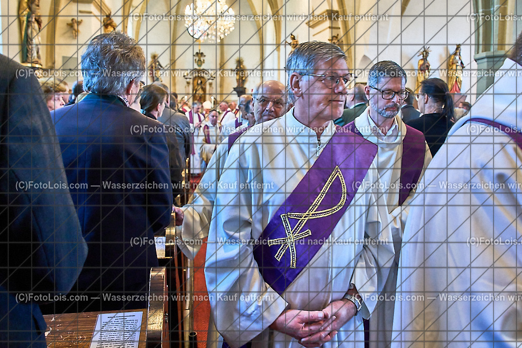 ALP6693_Hl-Requiem_Pfarrer Sinnhuber Roman | Hochzeitsfotograf mit dem Blick für´s Wesentliche, Firmung, Erstkommunion, Firmenfeiern, Sportfotoservice, Reproduktionen, Konzertfotografie, Pressefotografie, Luftbildfotografie, Innenarchitektur, Werbefotografie, Sponsoren-Livebildfotografie.