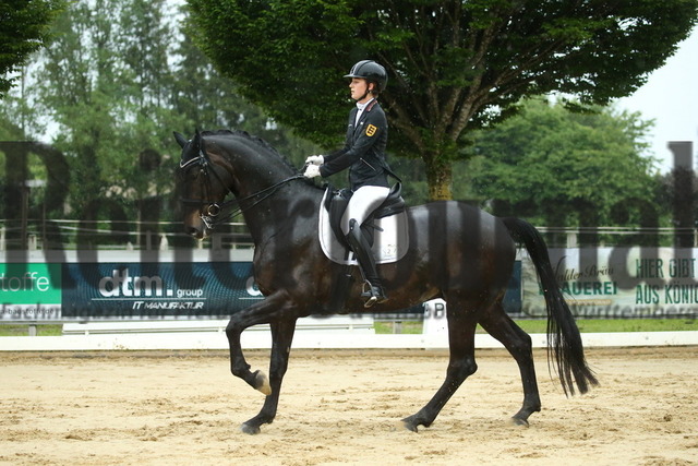Aulendorf_2022_Dressur_Kl.M_FEI-Mannschaftswertung_Junioren_Lisa Steisslinger_Sir Toivo (6) | Alle Fotos der Reiterjournal Fotografin Doris Matthaes im Reiterjournal Online-Fotoshop. - Realizado com Pictrs.com