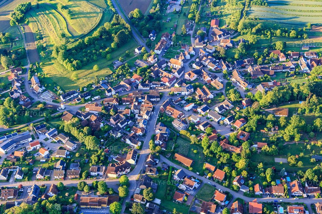 Luftbild: Dorfmitte im Ortsteil Ettenheimweiler in Ettenheim im Bundesland Baden-Württemberg in Deutschland. Foto: IMG_147511.jpg vom 30.05.2025 durch Werner Riehm/FLY-FOTO.de