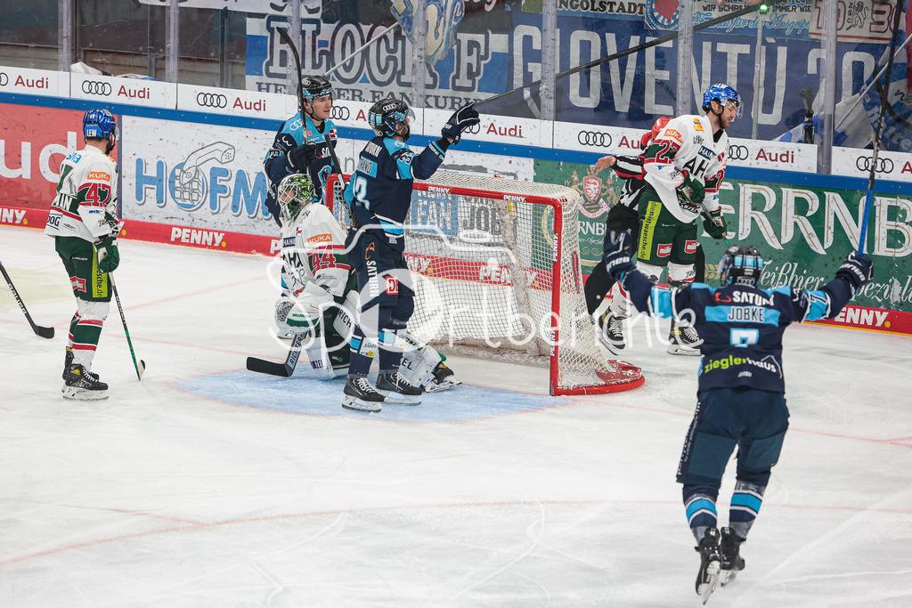 ERC Ingolstadt - Augsburger Panther | Die Ingolstaedter jubeln nach dem Treffer zum 1-0 durch Charles BERTRAND (ERC #33)
