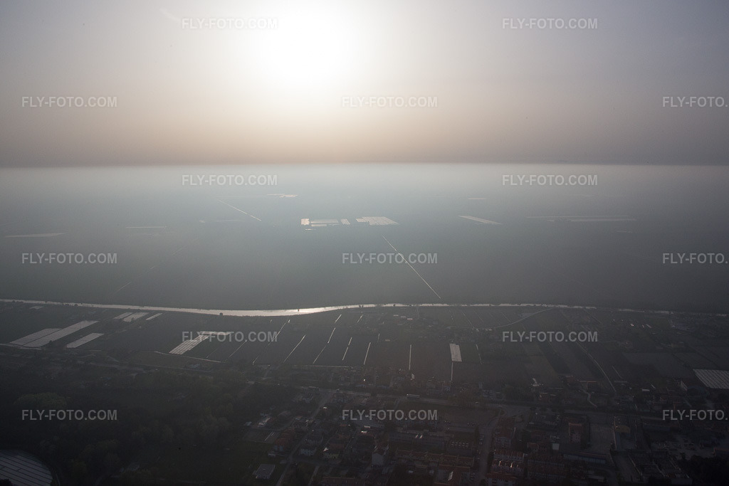 Aerial view: View of the town in Fossone d'Adige in the state Veneto, Italy. – Photo: IMG_087618.jpg taken on 04/06/2016 by Werner Riehm/FLY-FOTO.com – Resolution of the original: 5472 x 3648 px