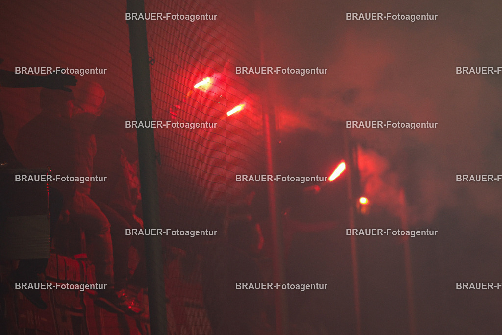 MSV Duisburg - Rot-Weiss Essen  | Duisburg, Deutschland, 26.10.2025 Fans von Rot-Weiss Essen zünden Pyro im Fanblock  während des 3.Liga Spiels zwischen MSV Duisburg und Rot-Weiss Essen in der Schauinsland-Reisen-Arena am 26.10.2025 in Duisburg (Foto von Timo Bluhmki-Schmidt/ Brauer Fotoagentur