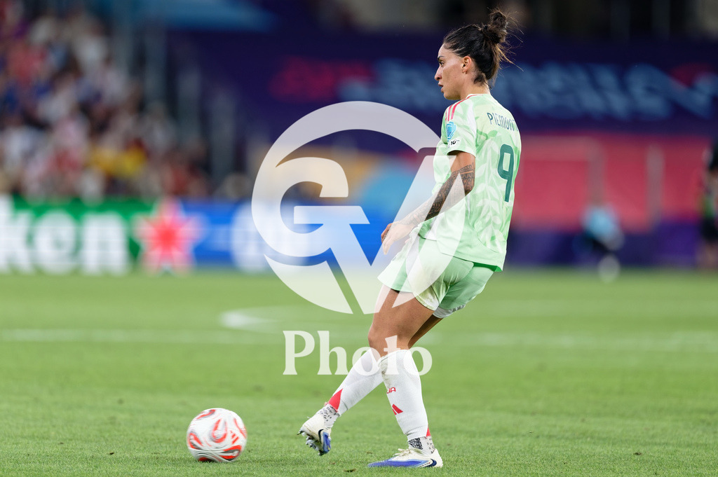 England v Italy - UEFA Women's EURO 2025 Semi-Final | GENEVA, SWITZERLAND - JULY 22:  Martina Piemonte of Italy passes the ball  during the UEFA Women's EURO 2025 Semi-Final match between England and Italy at Stade de Geneve on July 22, 2025 in Geneva, Switzerland. (Photo by Giuseppe Velletri/Sports Press Photo/Getty Images)