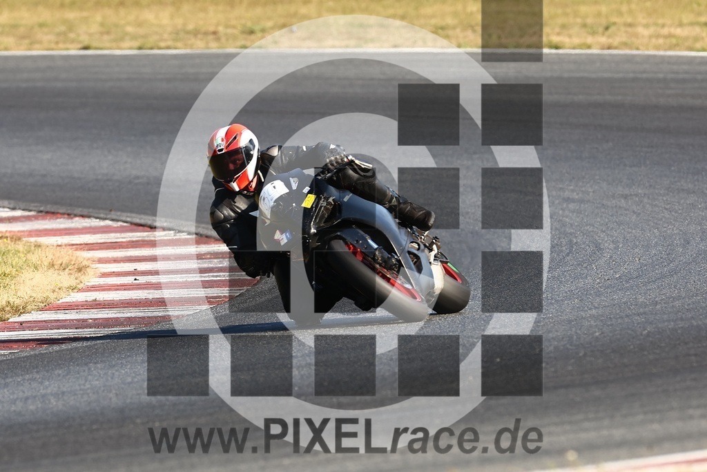 0069-20240904_00411 | Schöne Erinnerungen an spannende Momente - das festzuhalten ist unser Job. PIXELrace.de ist seit 2003 auf den Rennstrecken Europas unterwegs um die Action draußen beim Fahren und die wunderbare Stimmung imm Fahrerlager für euch einzufangen.