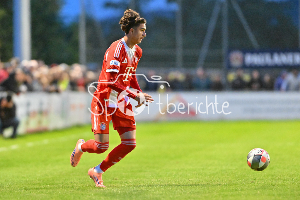 DJK Vilzing - FC Bayern Amateure | am Ball Adin LICINA (FC Bayern München II #7) / Einzelfoto / Freisteller / Regionalliga Bayern: DJK Vilzing - FC Bayern Amateure; Manfred-Zollner Stadion am 23.09.2025
