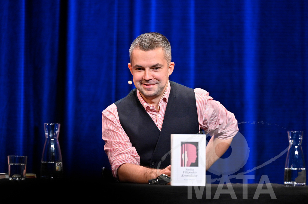 _DWA5834 | Sasha Filipenko bei der lit.Cologne 2023 Veranstaltung 'Kremulator: eine Geschichte aus Russland' im Comedia Theater. Köln, 09.03.2023 - Realisiert mit Pictrs.com