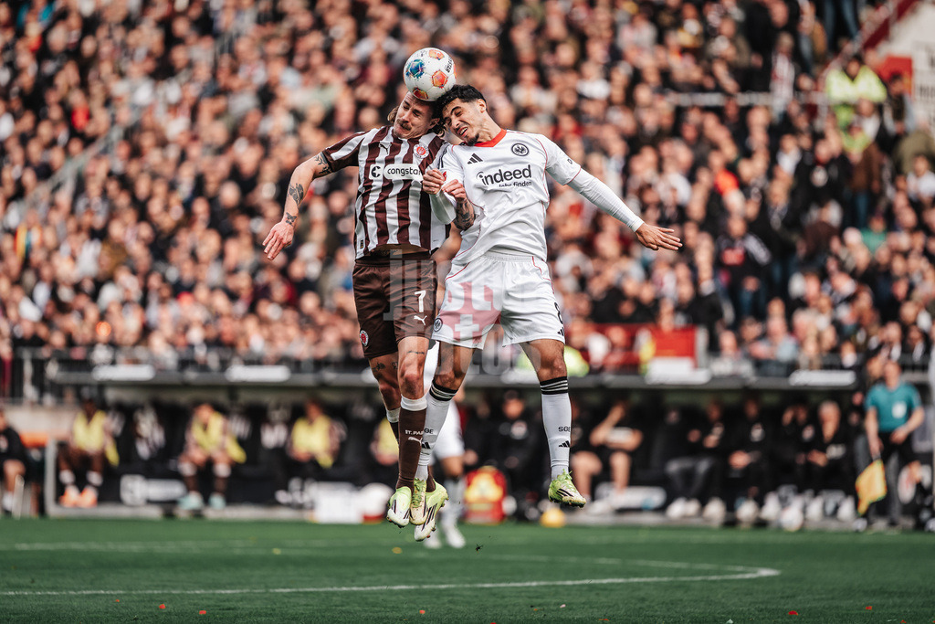 Fußball | Männer | Saison 2025/2026  | Fußball-Bundesliga | 25. Spieltag | FC St. Pauli vs. Eintracht Frankfurt | 08.03.2026 | v.l. Jackson Irvine (#7, FC St. Pauli) gegen Fares Chaibi (#8, Eintracht Frankfurt)