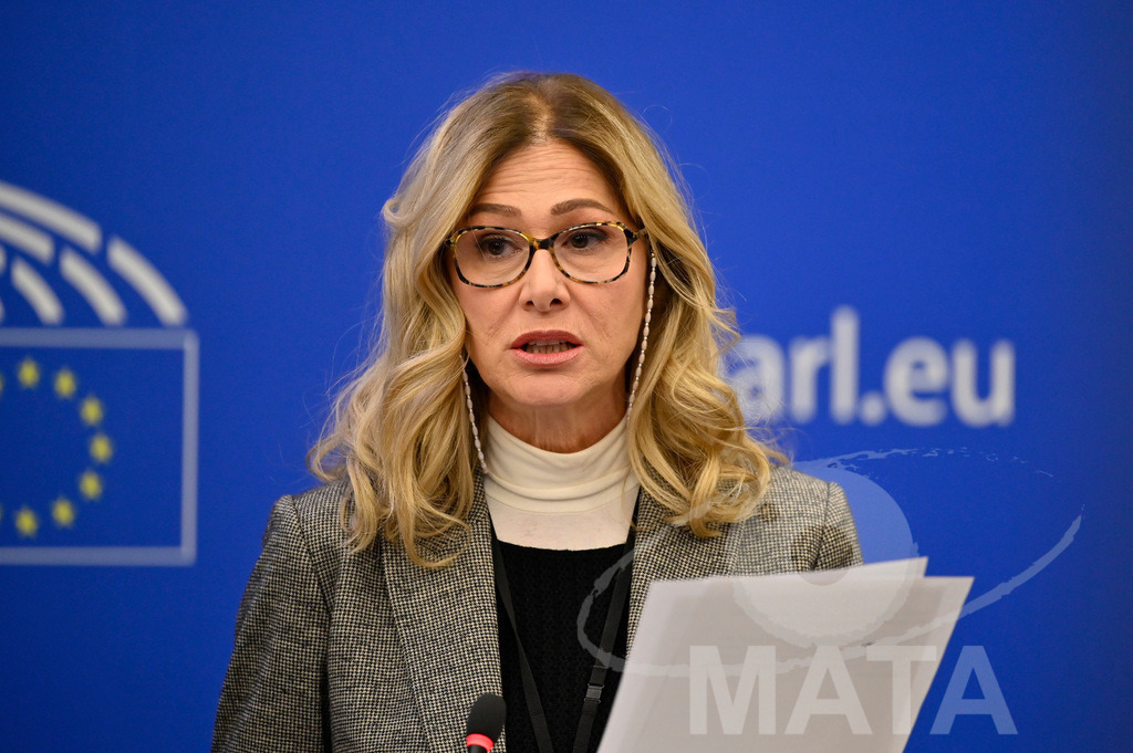 _DWI0100 | Politikerin Francesca Donato bei einer Pressekonferenz zum Thema 'Alarmierende Statistiken zu den Folgen des COVID-Lockdowns' im Europäischen Parlament. Straßburg, 18.01.2023 - Realisiert mit Pictrs.com