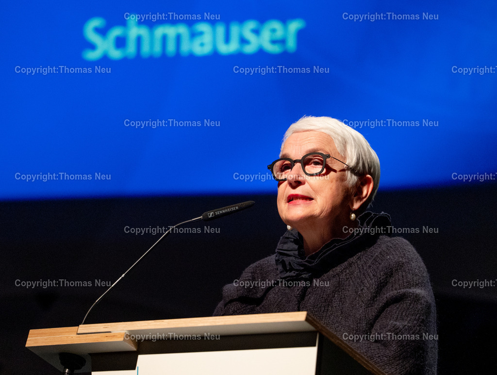 eysoldt-ring-thomas-schmauser-bensheim-fotografie-thomas-neu.jpg-49 | Im Parktheater Bensheim fand am 28. März 2026 die Verleihung des Eysoldt-Rings 2025 statt – eine der bedeutendsten Auszeichnungen für Schauspielkunst im deutschsprachigen Raum. Der Preis ging an Thomas Schmauser, der für seine herausragende darstellerische Leistung geehrt wurde.Im Rahmen der Veranstaltung wurde außerdem der Kurt-Hübner-Regiepreis an Fritzi Wartenberg verliehen, die für ihre besondere künstlerische Handschrift und Regiearbeit ausgezeichnet wurde.,Laudatio für Thomas Schmauser von Barbara Mundel, Bild: Thomas Neu