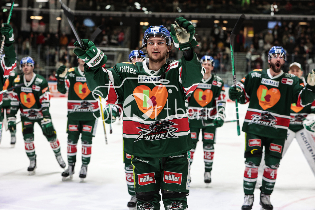 Augsburger Panther - Nuernberg ICE Tigers | Die Mannschaft der Panther bedankt sich bei den Fans / Justin VOLEK (AEV #9)