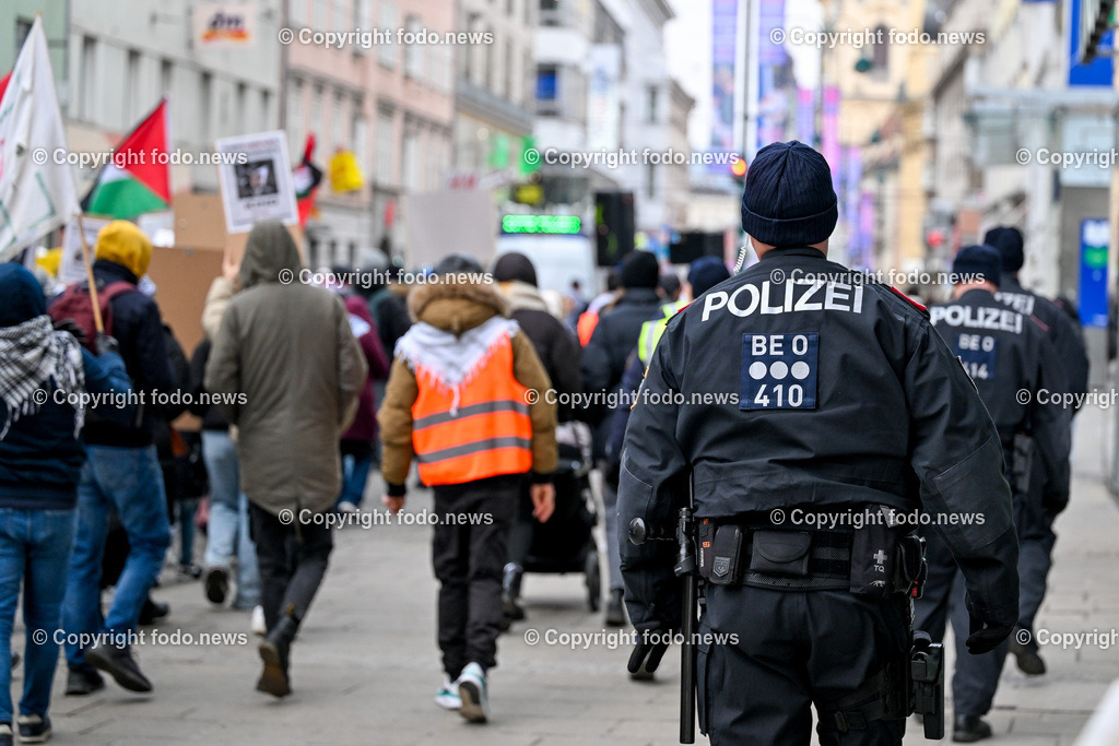 Demonstration Paleastina in Linz_ Pro Gaza_ 14.01.2024-54 | 14.01.2024, Linz, AUT, Demonstration, im Bild Palästina, Palaestina, Gaza, Demoteilnehmer, Teilnehmer, Kundgebung, Plakate, Fahnen, Polizei, Beamte, Polizeifahrzeuge, Einsatzkraefte, Israel, Krieg, Hamas, Geisel, Freiheit, Frieden