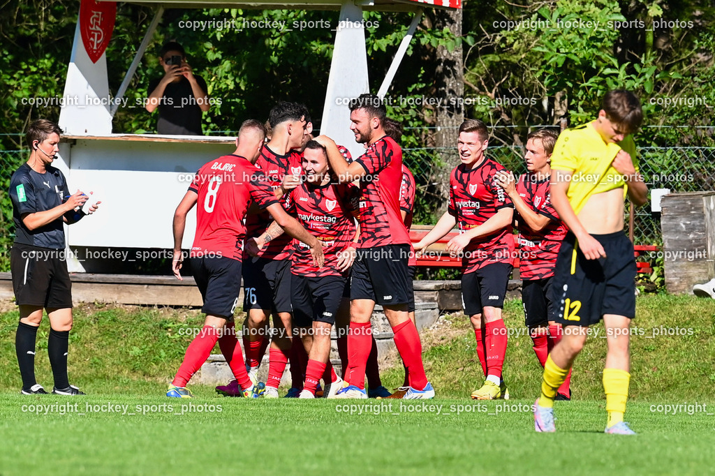 ATUS Ferlach vs. ASKÖ Köttmannsdorf 2.9.2023 | Jubel ATUS Ferlach Mannschaft, #22 Stephan Bürgler,, #10 Dominik Mak, #8 Erwin Bajric