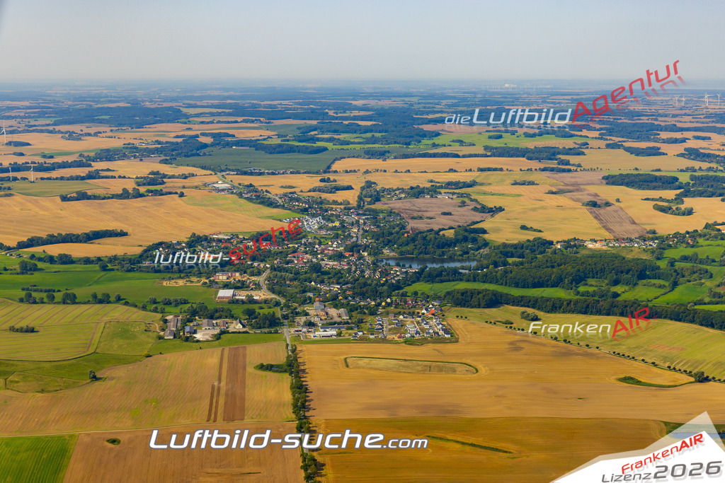 Neue Luftbildaufnahme der Stadt Satow - Das Luftbild wurde 2025 vom UL-Flugzeug heraus erstellt ( keine Drohnenaufnahme ) - Hochauflösende Luftaufnahme - für Wandbilder und großformatige Ausdrucke geeignet. Das besondere Geschenk!Hier alle&nbsp;Infos zur Lizenzierung der LuftaufnahmeWir fliegen auch dieses Jahr wieder in Ihre Region um Luftbilder zu erstellen.- Luftbild anfragen